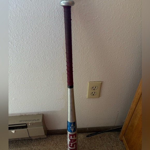 Easton Bat with Red and Silver Finish - Picture 1 of 5